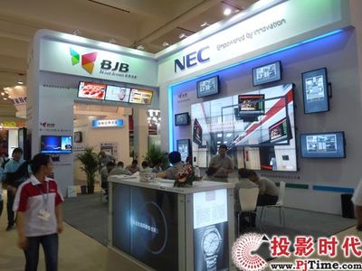 同輝佳視72英寸高亮戶外廣告機(jī)閃耀數(shù)字標(biāo)牌展，引領(lǐng)數(shù)字廣告制作新浪潮